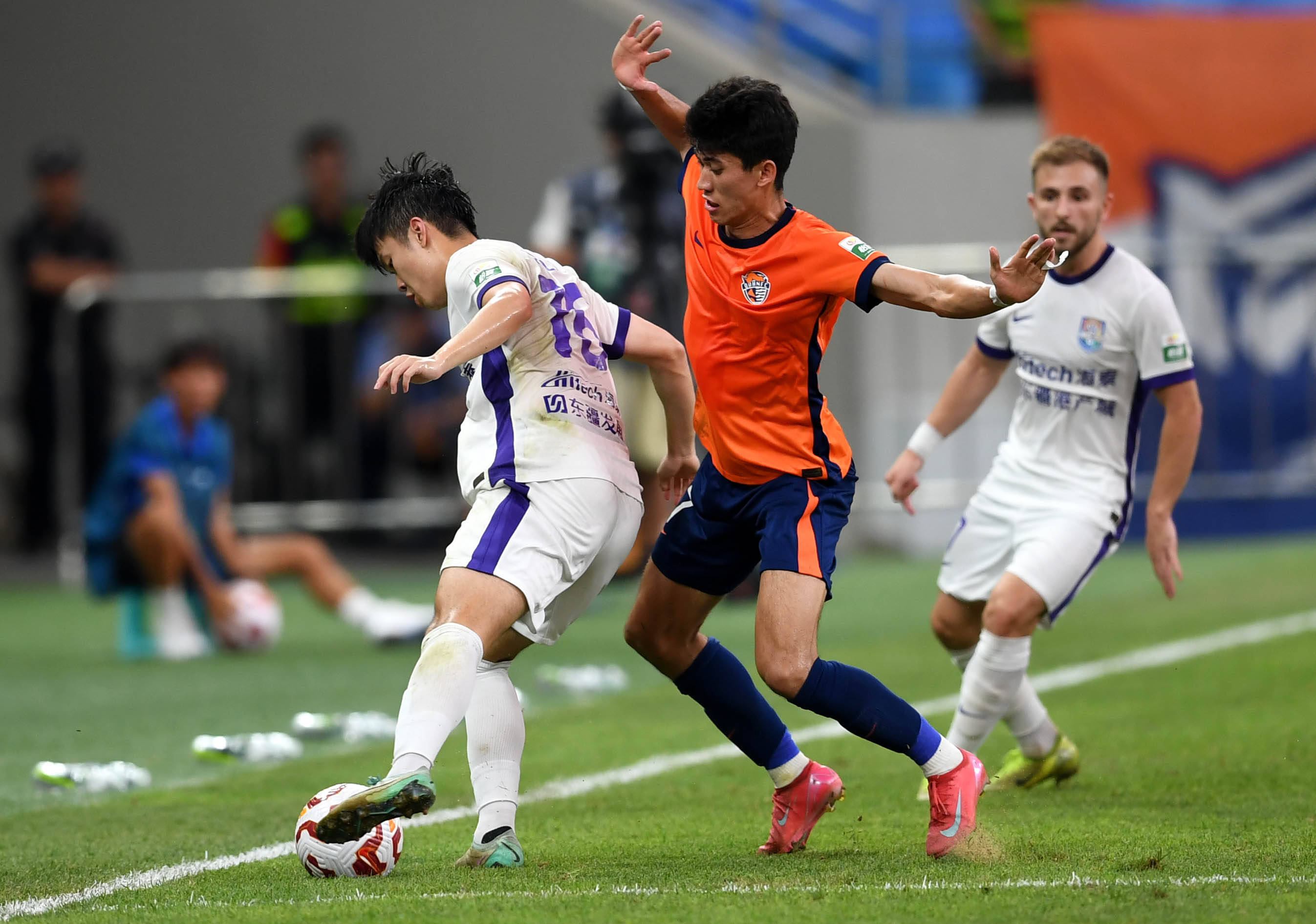 加强中场控 加强中场控